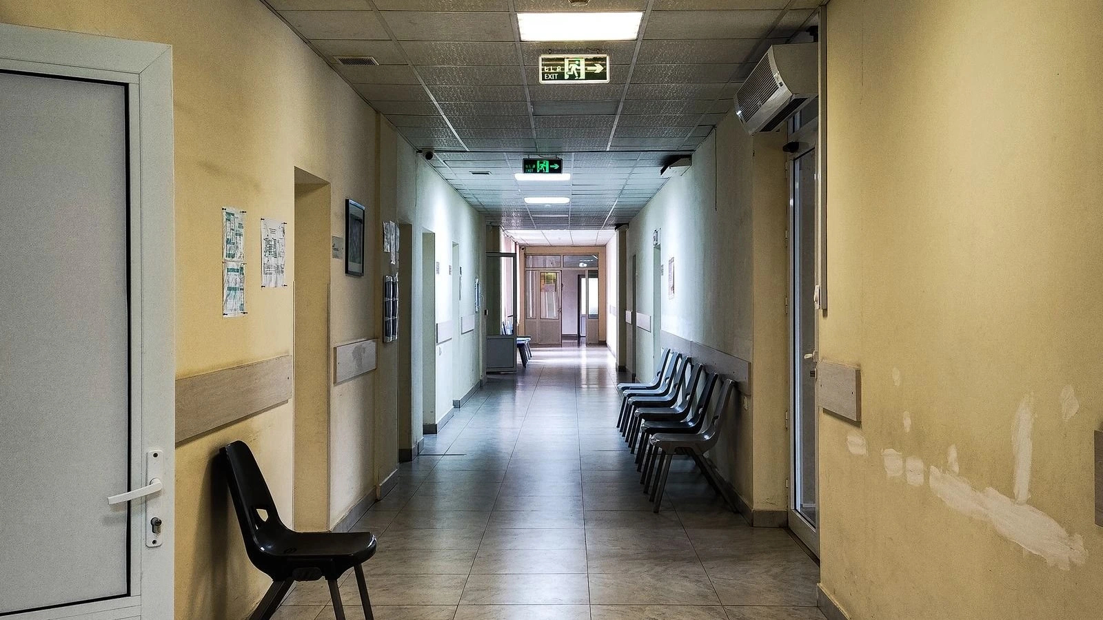 Νοσοκομειακός διάδρομος σε αναμονή εξέτασης
