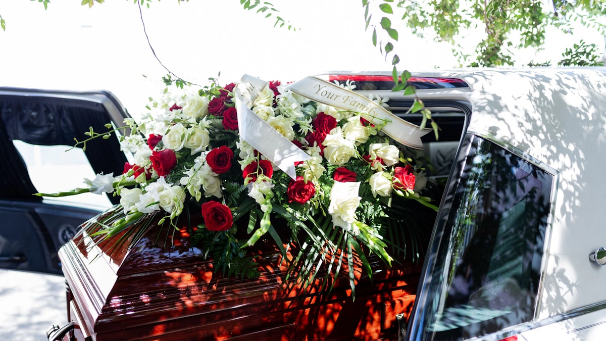 Ανθοδέσμη και στολισμός λουλουδιών σε κηδεία